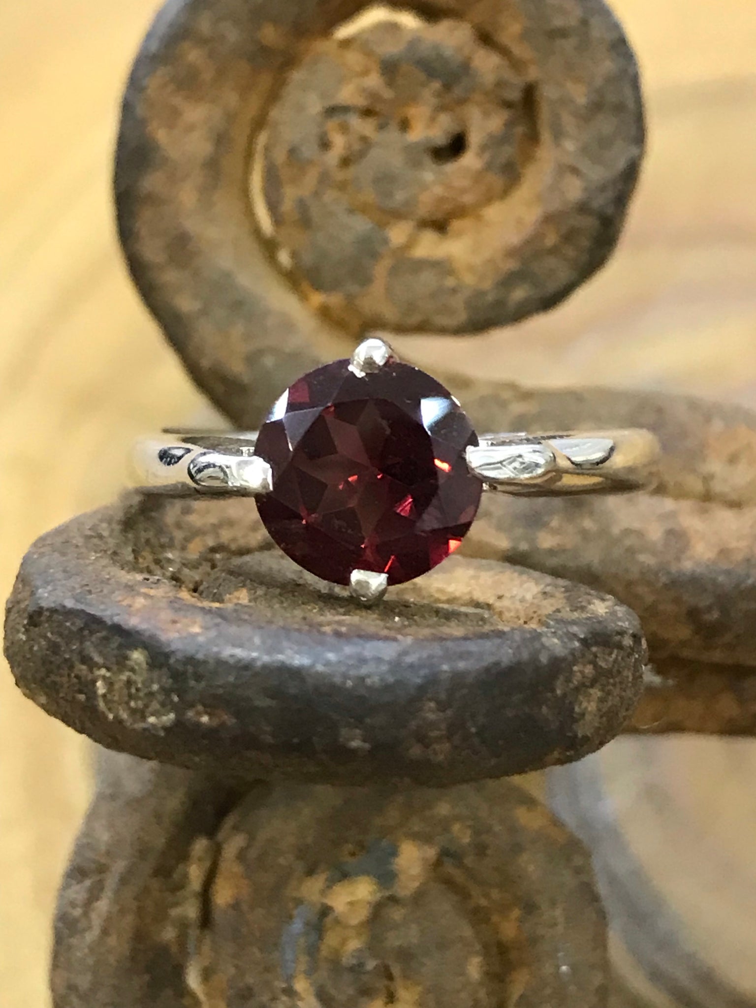 Round Garnet (Size P)