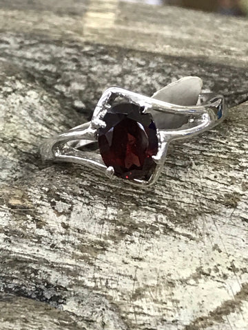 Garnet Ring Sharp (Size M)